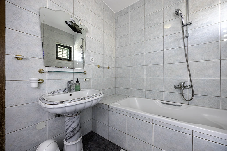 Apartments Tolj, Promajna - bathroom